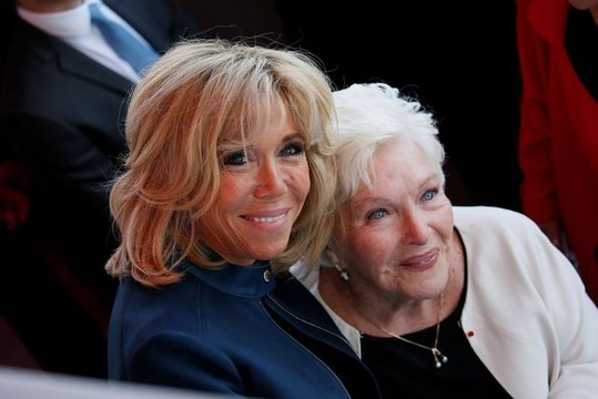 Line Renaud fête son anniversaire avec Brigitte Macron - ZAPPING ACTU DU 03/07/2018