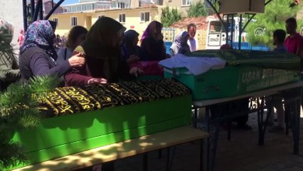 Bulgaristan'daki kazada ölen gurbetçi aile toprağa verildi - UŞAK