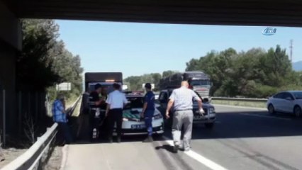 TEM Otoyolunda otomobil, tır dorsesinin altında kaldı