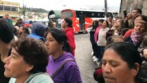 #ENVIVO | El cortejo fúnebre de Javier Ortega, Paúl Rivas y Efraín Segarra que salió desde una funeraria en el norte de Quito llega a las instalaciones de EL CO