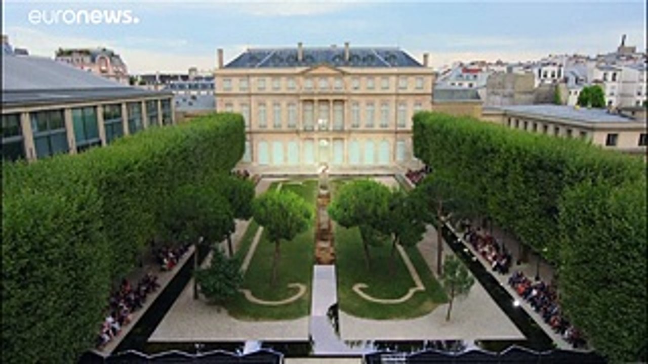 Haute couture : la maison Givenchy rend hommage à son fondateur