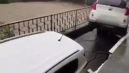 경남, 지반 침하돼 차량 4대 파손 / YTN