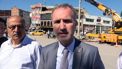 Belediye kavşağına kazma vuruldu