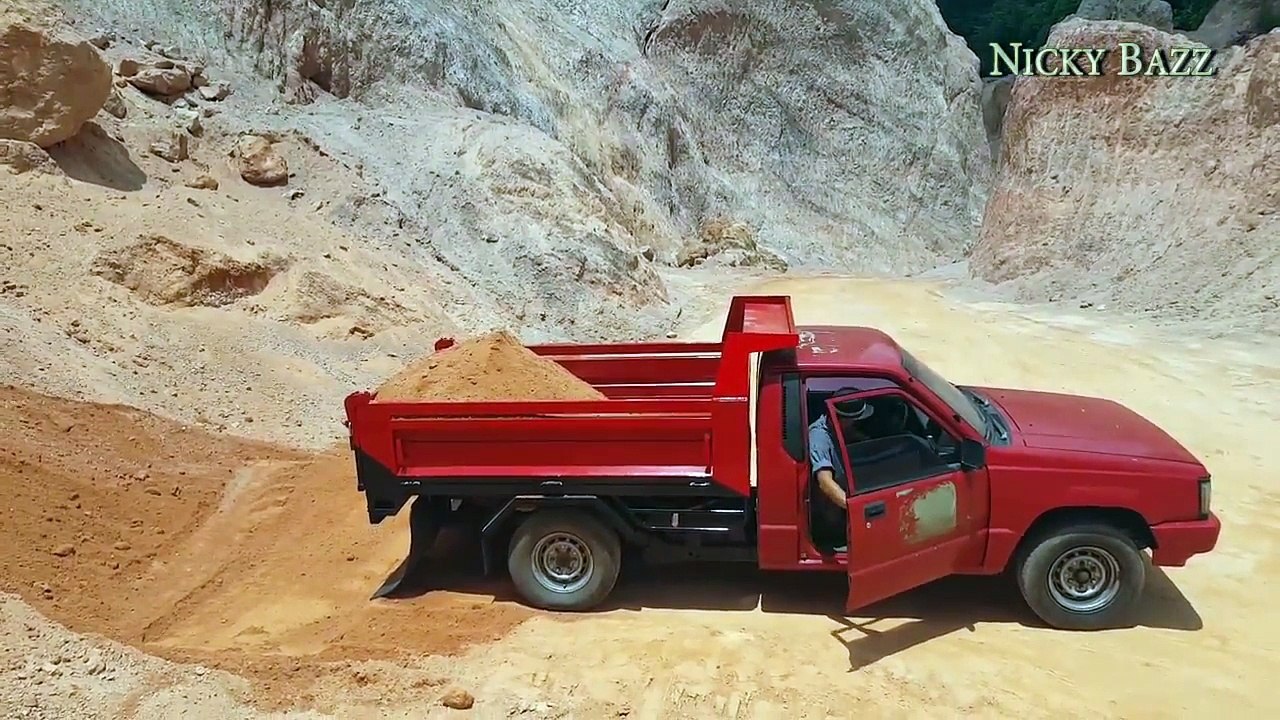 Pick Up Trucks Convert To Dump Truck  Pretty Cool Invention!!!