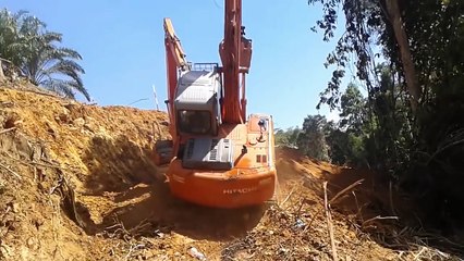 Massive Heavy Excavator Unexpected Accident Operator Must To Watch Be Careful it So Dangerous