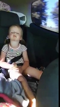 Dormir en mangeant une glace ? Cette fillette y arrive !