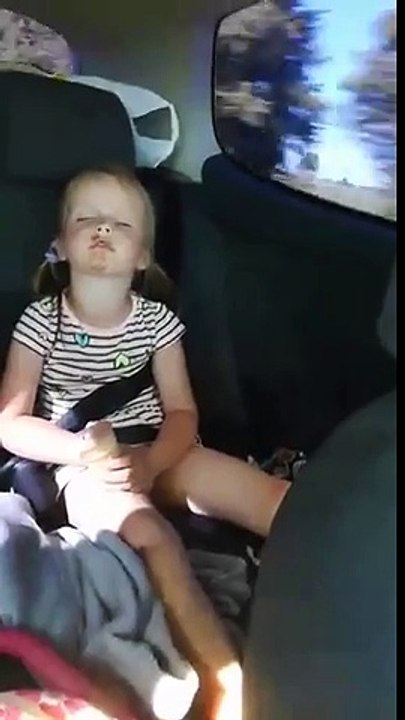 Dormir en mangeant une glace ? Cette fillette y arrive !