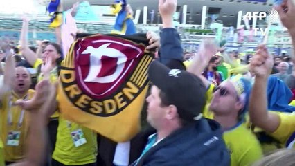 السويديون يحتفلون بفوز منتخبهم على نظيره السويسري 1-0