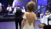 عروس شقراء جميلة جداً تشعل مواقع التواصل برقصها الرومانسي لعريسها