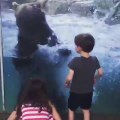 Un ours danse avec des enfants... Adorable