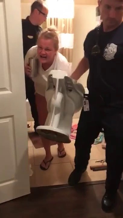 Elle a la main coincée dans les toilettes... Sale journée