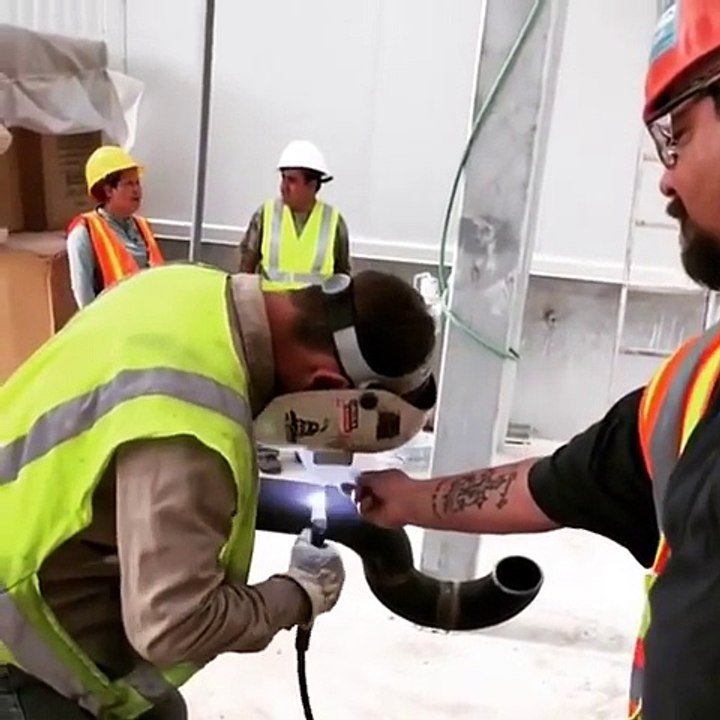 Ce soudeur fait une blague énorme à son copain