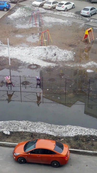 Quand le chemin de l'école se transforme en Koh-Lanta à cause d'une flaque géante...