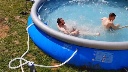 COMBAT DE CATCH CONTRE D4LYM0TI0N DANS LA PISCINE DE GAMEMIXTREIZE !!!