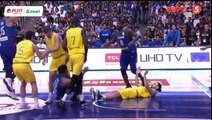 Enorme baston à un match de basket entre l'Australie et les Philippines