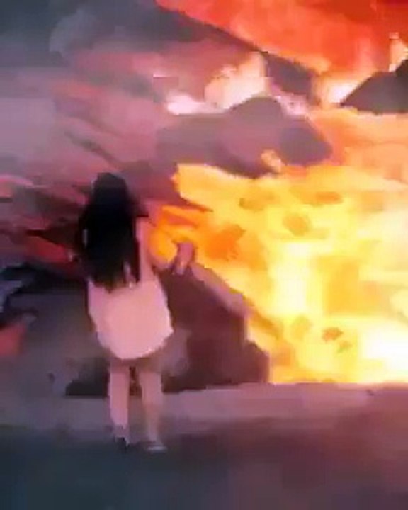 mujer resbala y cae al fuego de lava volcanica