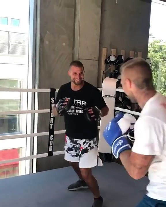 Kontra K rasiert beim Training 