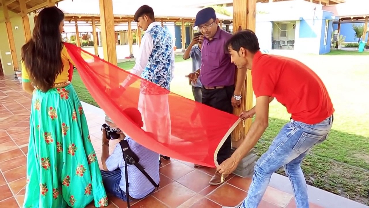 இவங்க எப்படி கல்யாண வீடியோ எடுக்காங்க என்று பாருங்கள்!