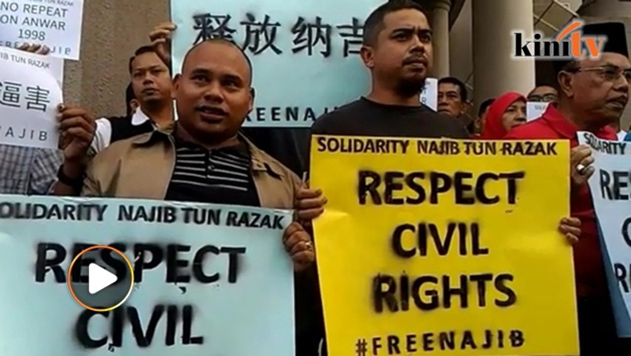 Najib's supporters gather at KL court