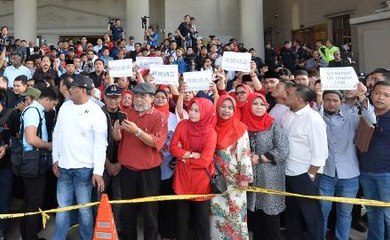 Télécharger la video: Umno members give Najib morale support at KL court