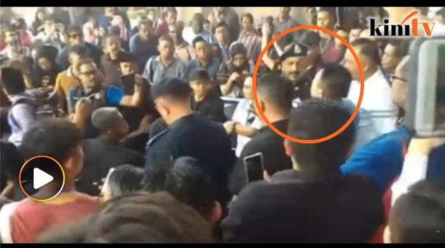 Ini bukan karaoke, ini mahkamah! Polis tegur Tun Faisal