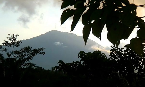 Aktivitas Vulkanik Gunung Agung Masih Tinggi
