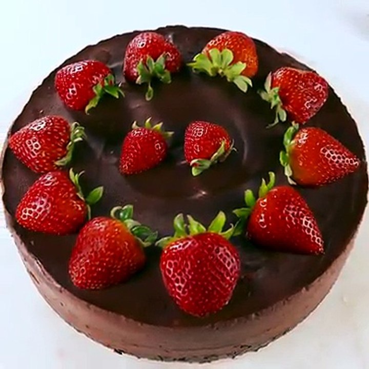 Chocolate Covered Strawberry Pie is the EASIEST dessert you'll make on repeat this summer. Full recipe: