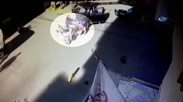 Şişli'de otomobil motosiklete çarptı o anlar kameralara böyle yansıdı