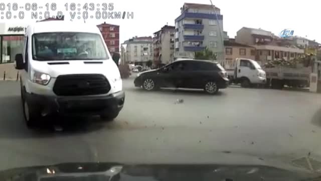 Taksi ve Minibüsün Çarpışma Anı Kamerada