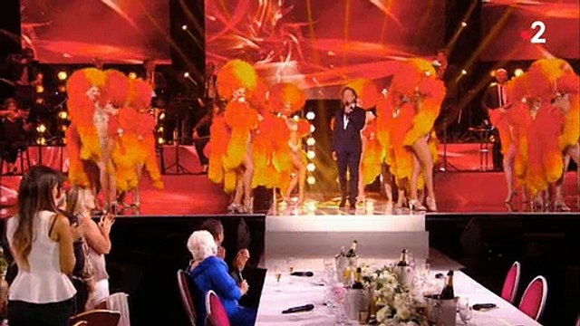 Stéphane Bern démarre la soirée spéciale Line Renaud sur France 2... en chantant ! Regardez