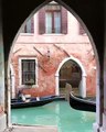 Scontro di remi tra due storiche barche veneziane.Scorci di emozionante bellezza, tra gli storici palazzi di una città da visitare almeno una volta nella vita