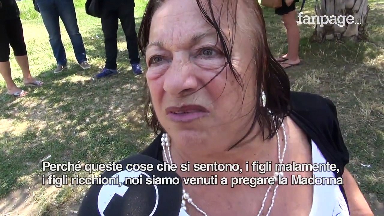 "I ricchioni sono il male, per loro c'è l'Inferno"A Pompei, contro il Pride, un gruppo di ultracattolici recita un Rosario "riparatore" davanti al Santuario.