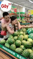 Une femme porte son copain sur son dos