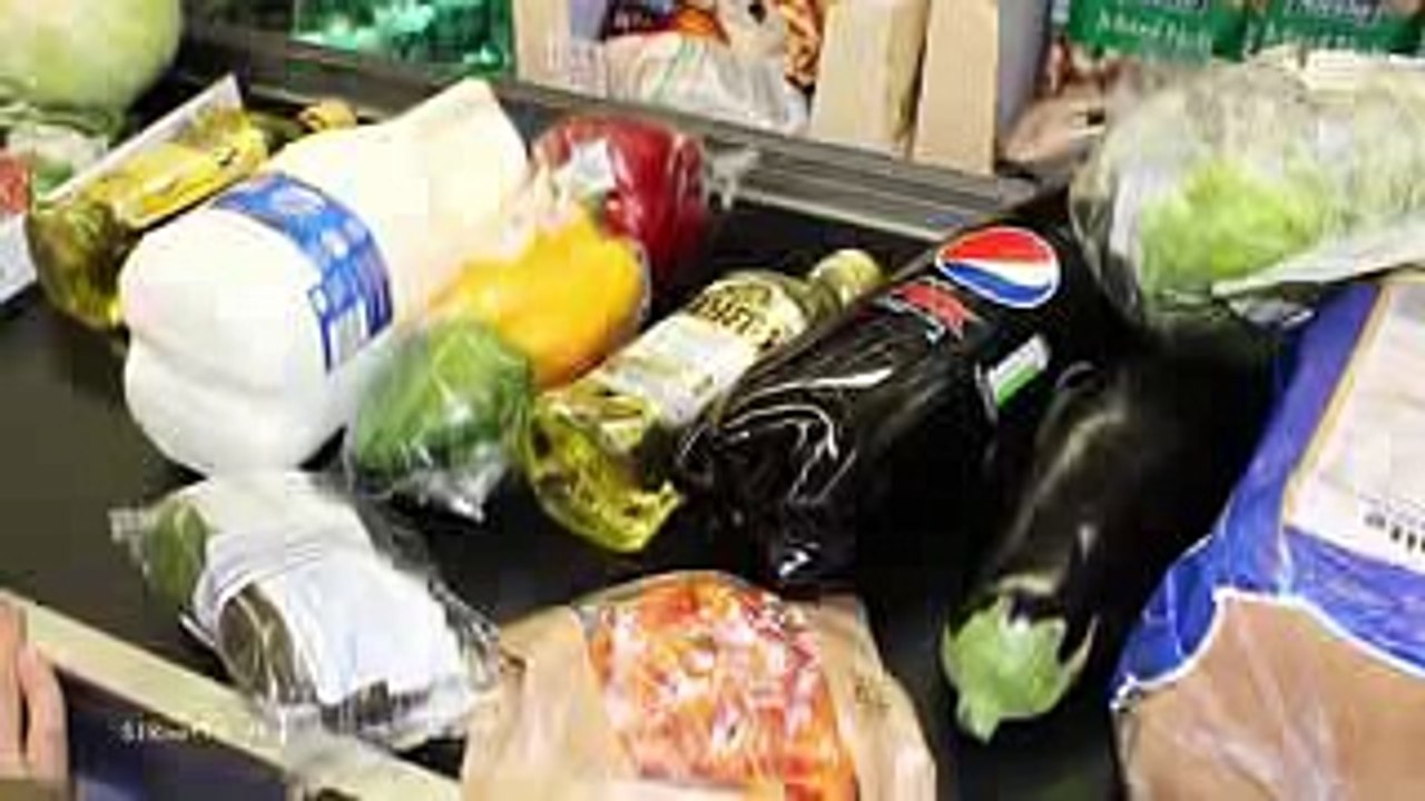 Una mujer llama al empleado “Mongolo”. Lo que sucede después es realmente embarazoso para ella