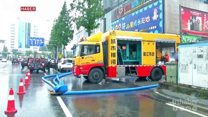 Çin'deki su taşkınları yolları göle çevirdi