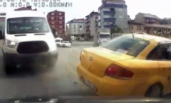 Taksi ve minibüsün çarpışma anı kamerada