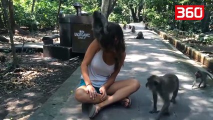 I zhveshin gruan në mes të parkut, burri i saj mbetet pa fjalë (360video)