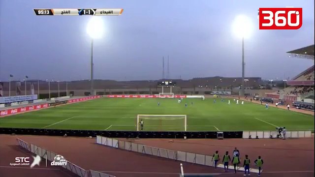 Arbitri ndërpret ndeshjen në Arabinë Saudite në mënyrë që lojtarët të kenë mundësi të falen (360video)
