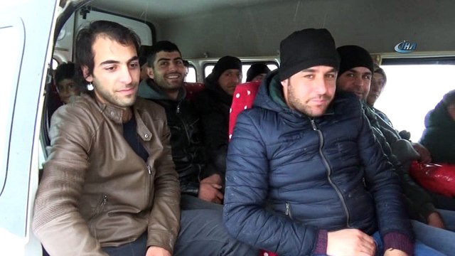Servis aracı tipi ve kar nedeniyle yolda mahsur kaldı
