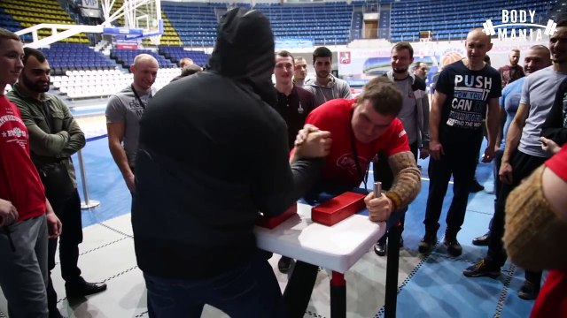 Pogledajte kako je ovaj ‘super djedica’ u obaranju ruku pobijedio nabildane snagatore i ostavio ih u šoku