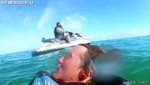 Ce gars en jetski s'envole en prenant une enorme vague et se prend la gamelle de sa vie