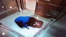Une caméra filme un livreur de pizza dans un ascenseur.