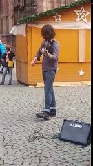 Il joue du violon dans la rue comme un dieu !