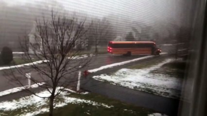 Ce bus scolaire sur la route glissante est un vrai danger