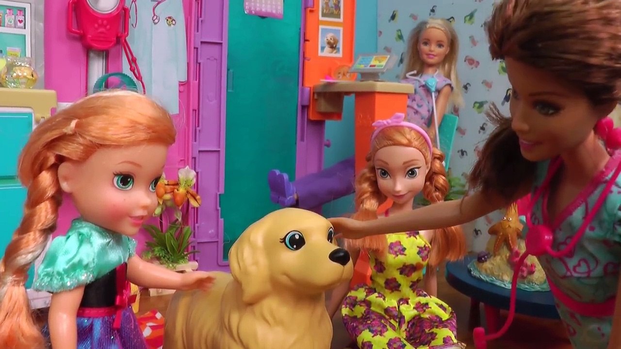 Puppies ! Elsa & Anna toddlers dog at the Pet VET - Sick ? Animal doctor clinic