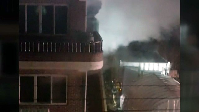 전주 2층 주택에서 불...보일러 발화 추정 / YTN