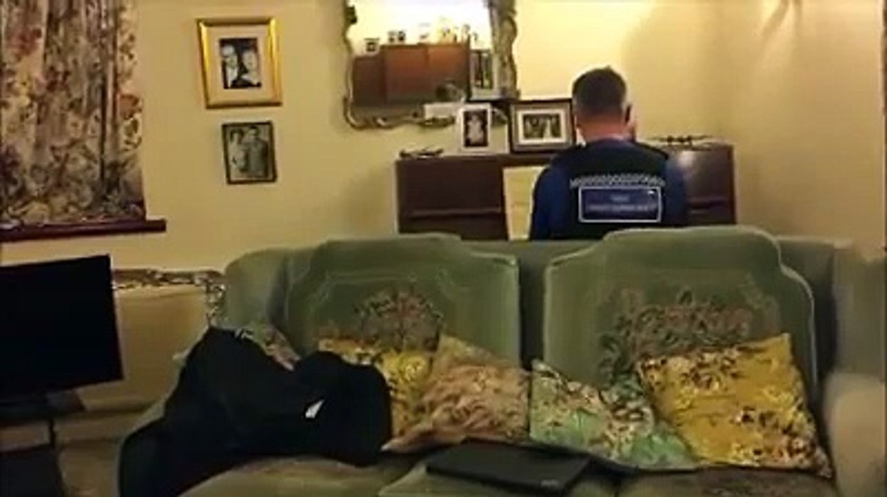 Adorable geste d'un polciier