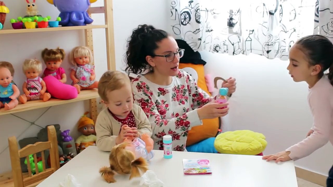 Nenuco hace pompas de jabón! Muñeco bebé en Divertilandia con Andrea.