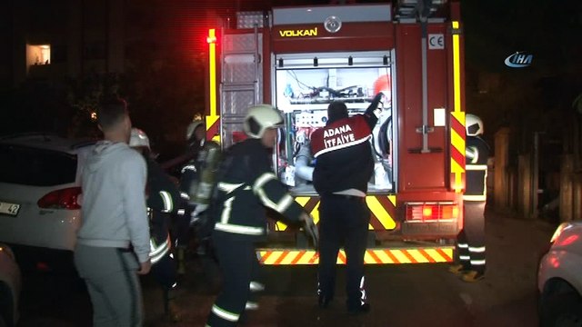 Sokak aralarına park edilen araçlar itfaiye ekiplerine zor anlar yaşattı...