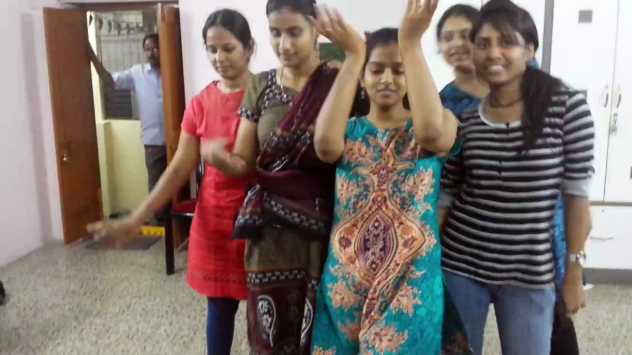 இந்தப்பெண்கள் டான்ஸ் பழகும் அழகைக் கொஞ்சம் பாருங்களேன்!